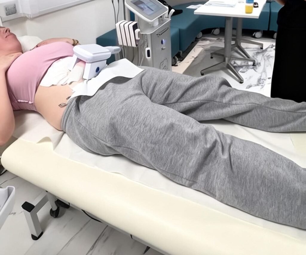 Client receiving a Fat Freeze cryolipolysis treatment at Skintastic Aesthetics