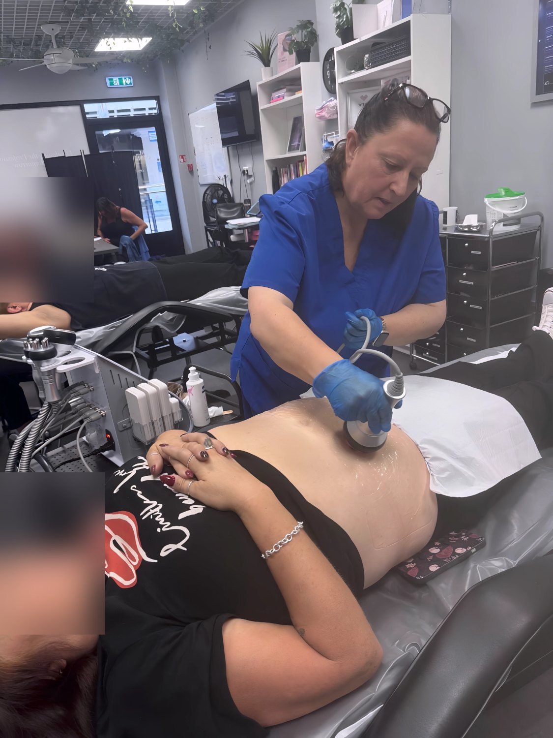 Ultrasound cavitation on a live model, under supervision